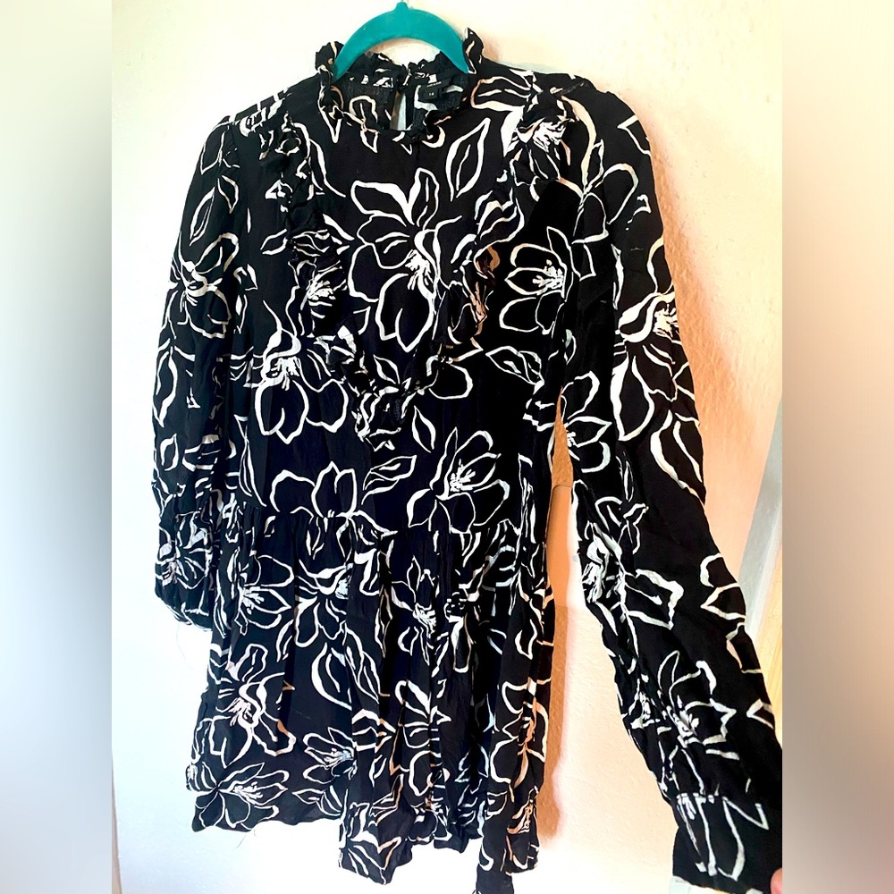Black and white floral long sleeve top or mini dress